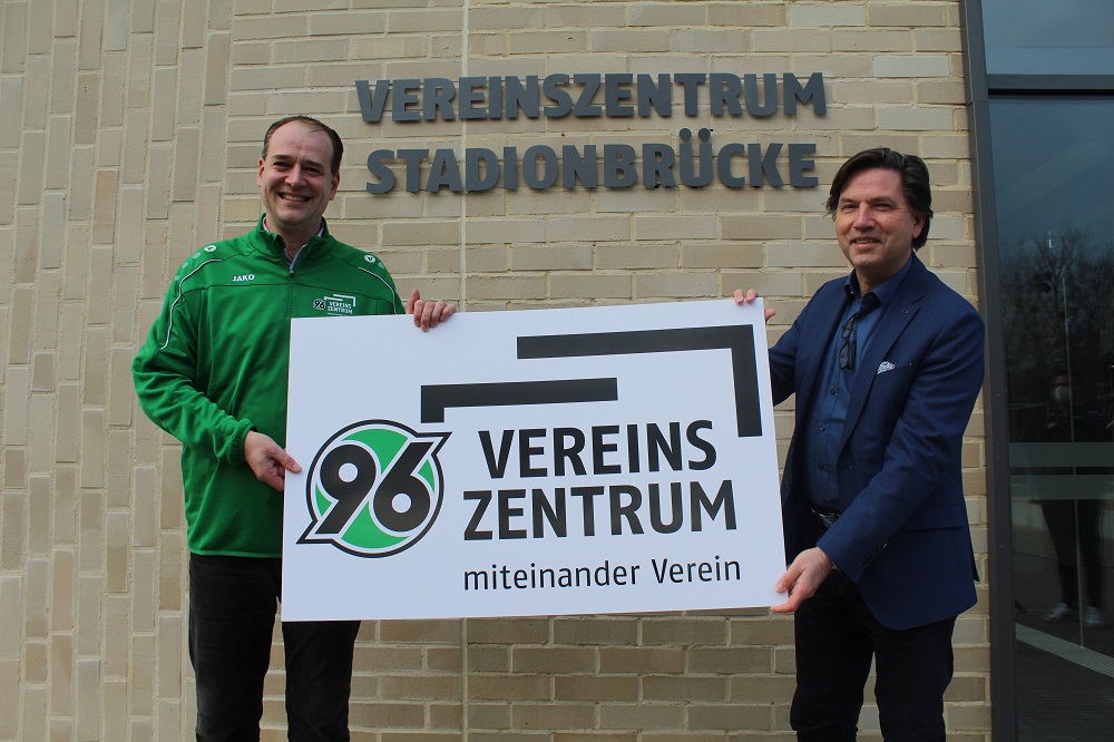 Vorstandsvorsitzende Sebastian Kramer (links im Bild) und Geschäftsführer der B&B Markenagentur GmbH Uwe Berger (rechts im Bild) präsentieren das neue Logo